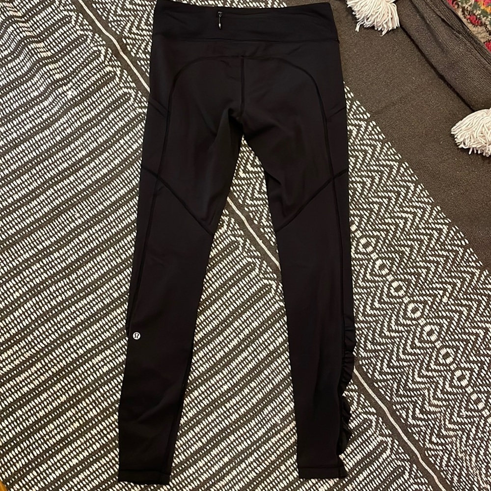 Size 8 black Lululemon full length leggings, pockets & rouching detail at bottom